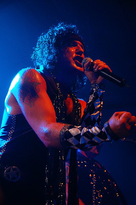 Sångare i 80-tals kläder och pannbannd.