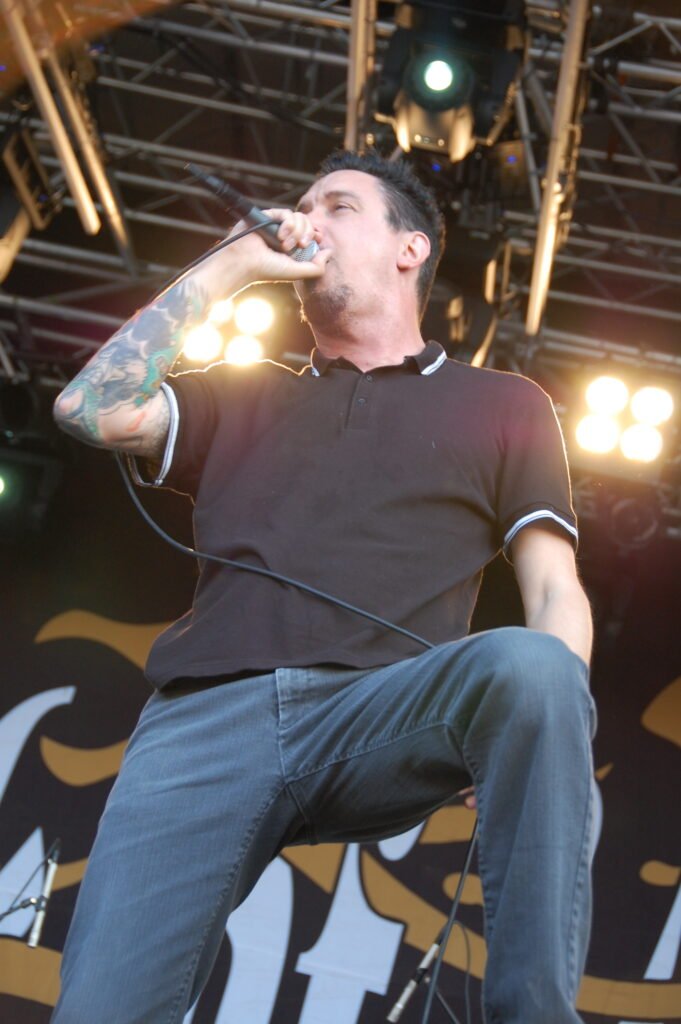 Sångare med pikétröja och jeans