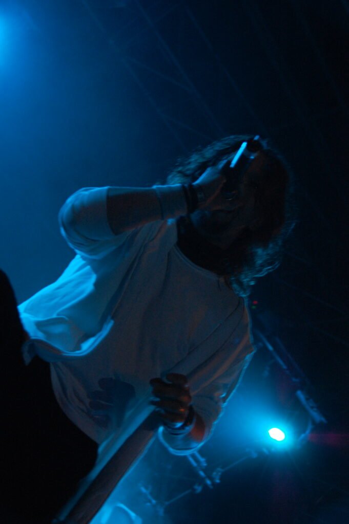 Sångare i vit t-shirt