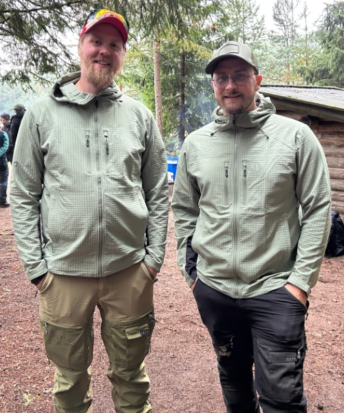 Bild på två män i ytterkläder med namn Rasmus och Robert, grundarna till Nämforsens Äventyr och Natur.
