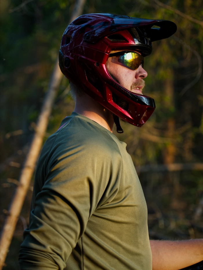 porträtt på Rasmus från Rasmus cykelservice när han har en röd MTB-hjälm på sig.